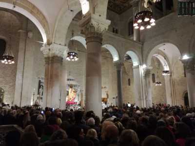 Tra luci, riti e folklore, le immagini della veglia di San Nicola